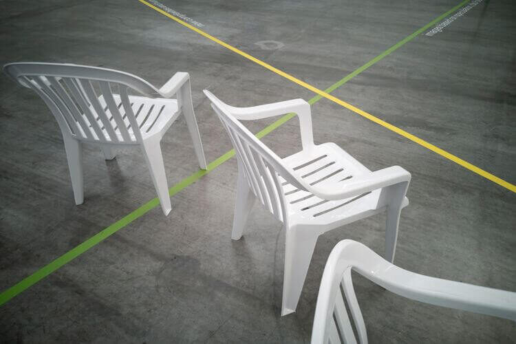 เก้าอี้พลาสติกสีขาว